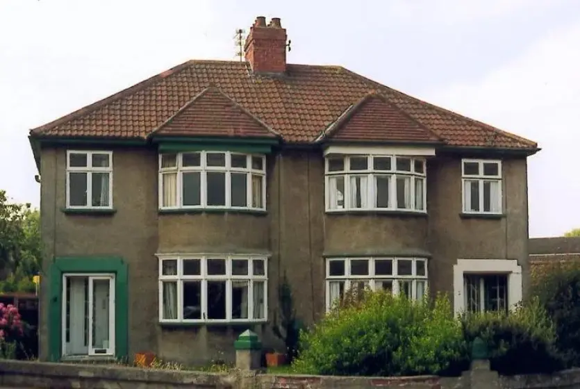 What is considered an old house in the UK?