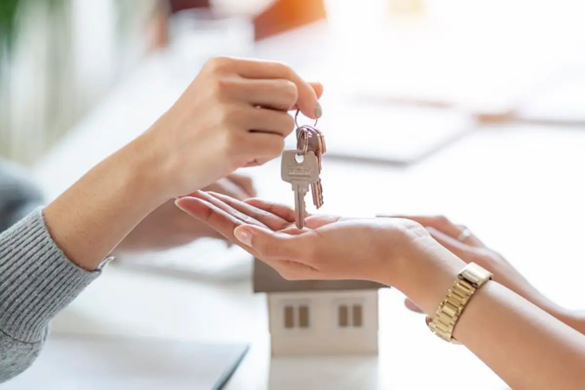 Buying and Selling a Home at the Same Time: A Complete Guide